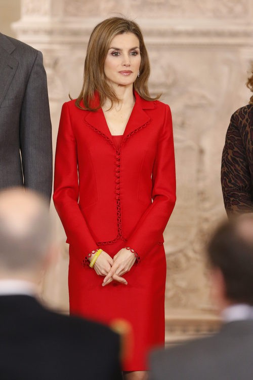 La Reina Letizia con un traje rojo de Felipe Varela