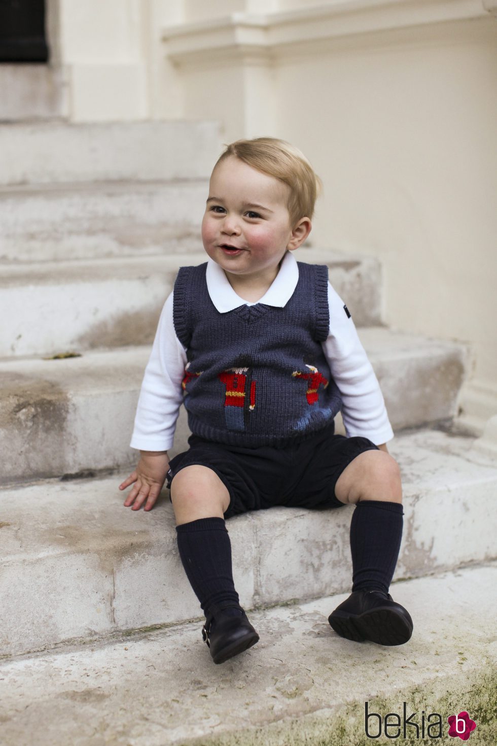 El Príncipe Jorge de Cambridge con unas bermudas cortas y chaleco navideño