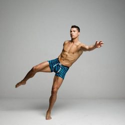 Cristiano Ronaldo con boxers azules a rayas de su colección CR7 Underwear