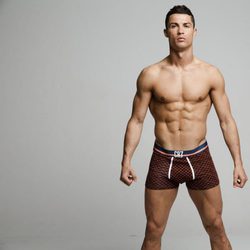 Cristiano Ronaldo luce cuerpo y boxers de su marca CR7 Underwear