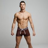 Cristiano Ronaldo con boxers negros y naranjas de rombos de su colección CR7 Underwear