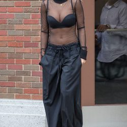 Rita Ora cambia la ropa de color por un look negro