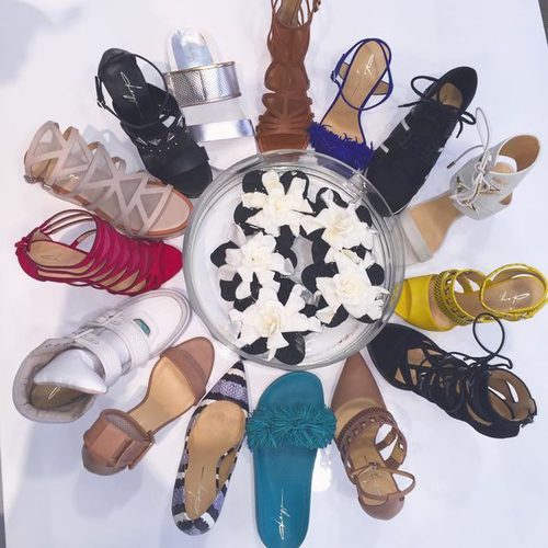 Zendaya lanza su primera colección de zapatos de 'Daya'