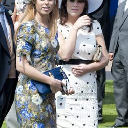 Las Princesas Beatriz y Eugenia de York presumen de tocados en el Derby de Epsom 2011
