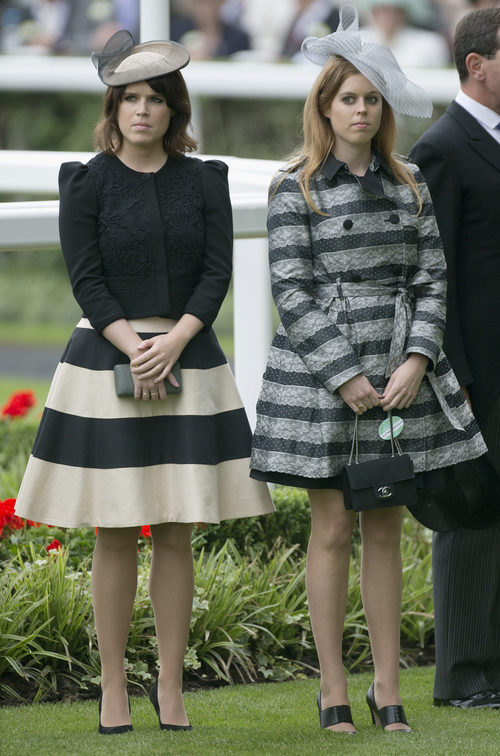 Las Princesas Beatriz y Eugenia de York con un vestido-abrigo y un dos piezas en Ascot 2013