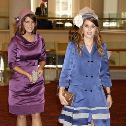 Las Princesas Beatriz y Eugenia de York con llamativos vestidos de raso en el Jubileo de Diamante