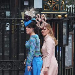 Las Princesas Beatriz y Eugenia de York con looks para la boda de los Duques de Cambridge