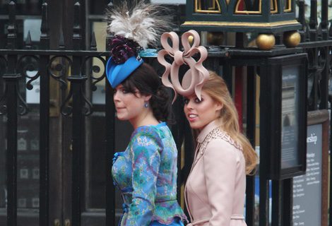 Las Princesas Beatriz y Eugenia de York con looks para la boda de los Duques de Cambridge