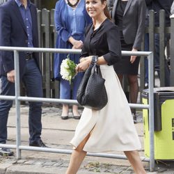 La Princesa Mary de Dinamarca con un look working girl y zapatos de serpiente