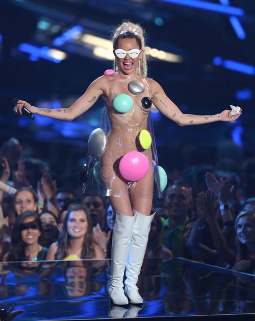 Miley Cyrus con un vestido transparente y botones tamaño XXL en los VMA 2015