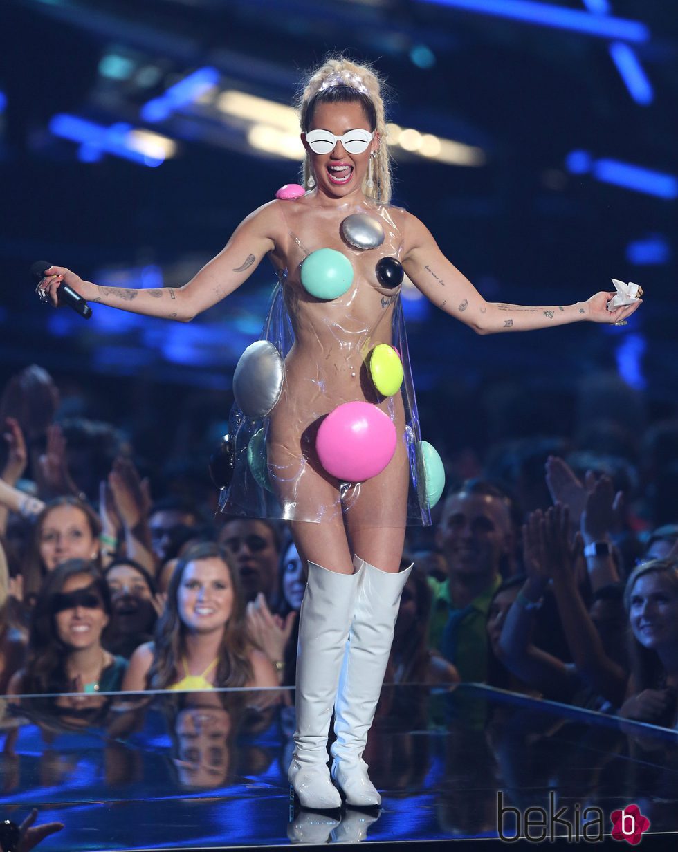 Miley Cyrus con un vestido transparente y botones tamaño XXL en los VMA 2015