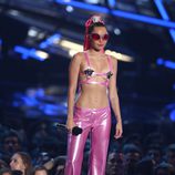 Miley Cyrus con tirantes rosas y tapapezones en la gala de los VMA 2015