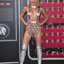 Miley Cyrus con tirantes plateados con hebillas y falda de pedrería en los VMA 2015