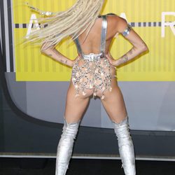 Miley Cyrus enseñando el trasero con falda de pedrería en la gala VMA 2015