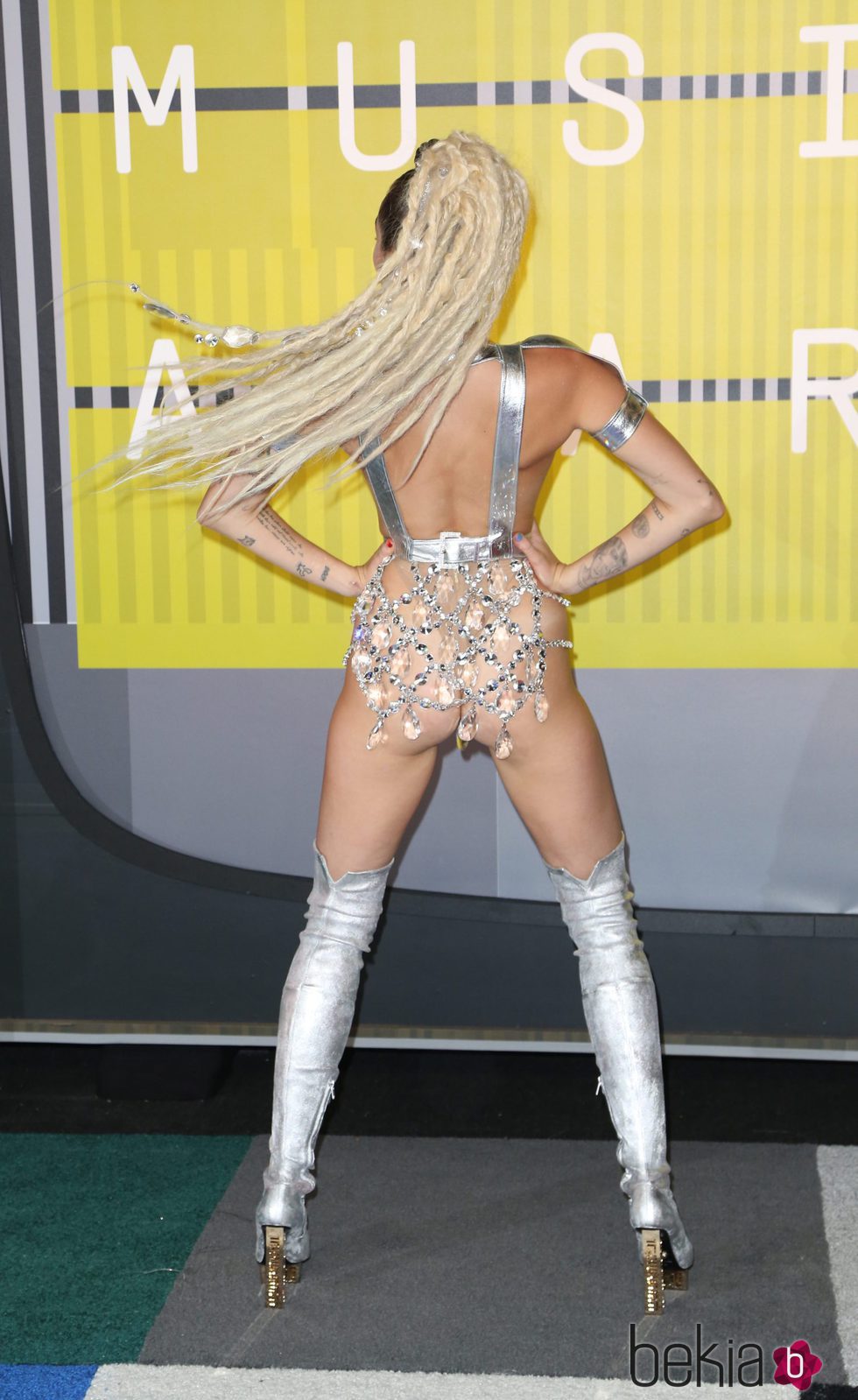 Miley Cyrus enseñando el trasero con falda de pedrería en la gala VMA 2015