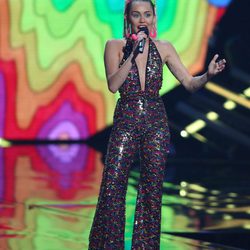 Miley Cyrus con un jumpsuit de lentejuelas multicolor y diadema neón en los VMA 2015