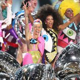 Miley Cyrus con un extravagante, colorido y brillante traje en los VMA 2015