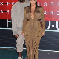 Kim Kardashian con vestido sahariano de Balmain inspirado en los 70 en los VMA 2015