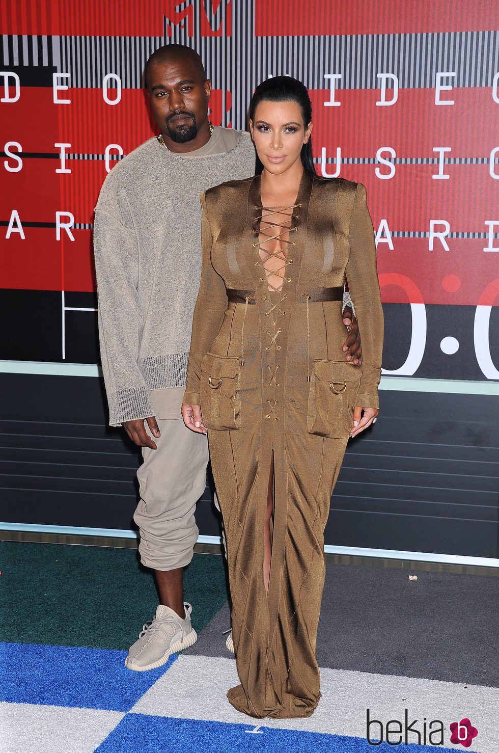 Kim Kardashian con vestido sahariano de Balmain inspirado en los 70 en los VMA 2015