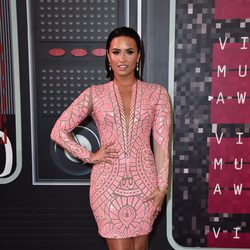 Demi Lovato con un vestido rosa estampado y escote en V en los VMA 2015