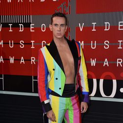 Jeremy Scott con un traje multicolor de rayas verticales en los MTV VMA 2015