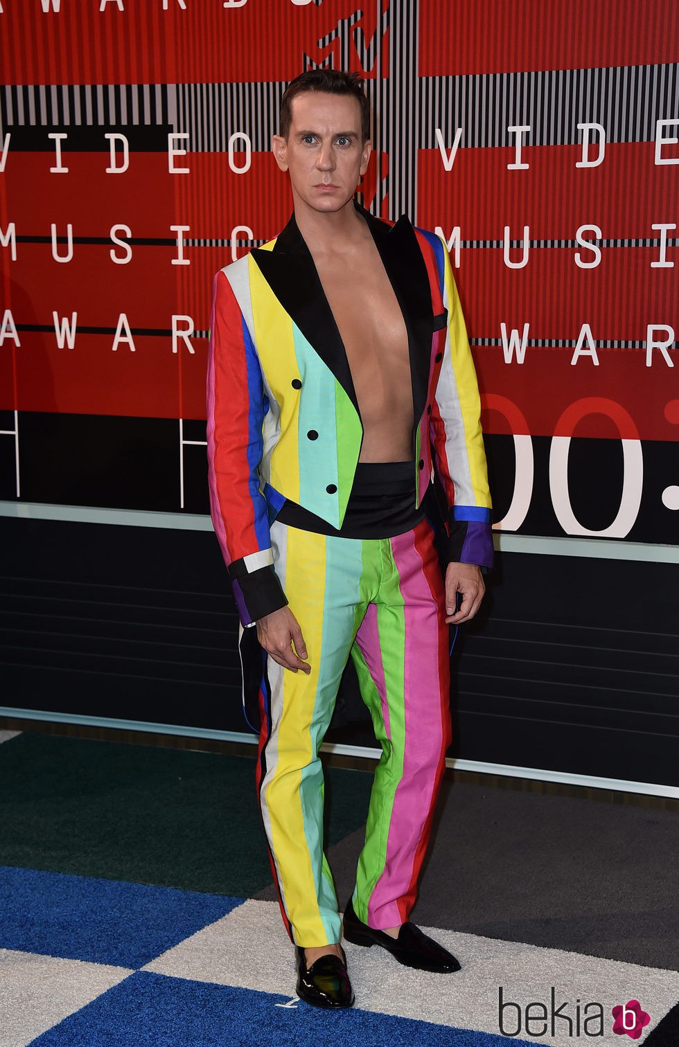 Jeremy Scott con un traje multicolor de rayas verticales en los MTV VMA 2015