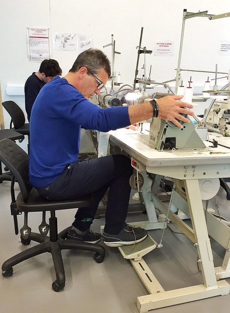Antonio Banderas mostrando cómo se le da la máquina de coser