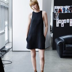 Edie Campbell con un vestido negro de la colección 'Studio' otoño/invierno 2015/2016 de H&M