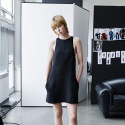 Edie Campbell con un vestido negro de la colección 'Studio' otoño/invierno 2015/2016 de H&M