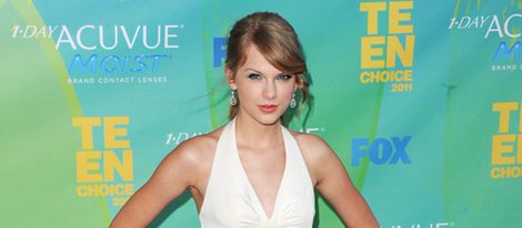 Taylor Swift con un vestido blanco de vuelo en los Teen Choice Awards 2011