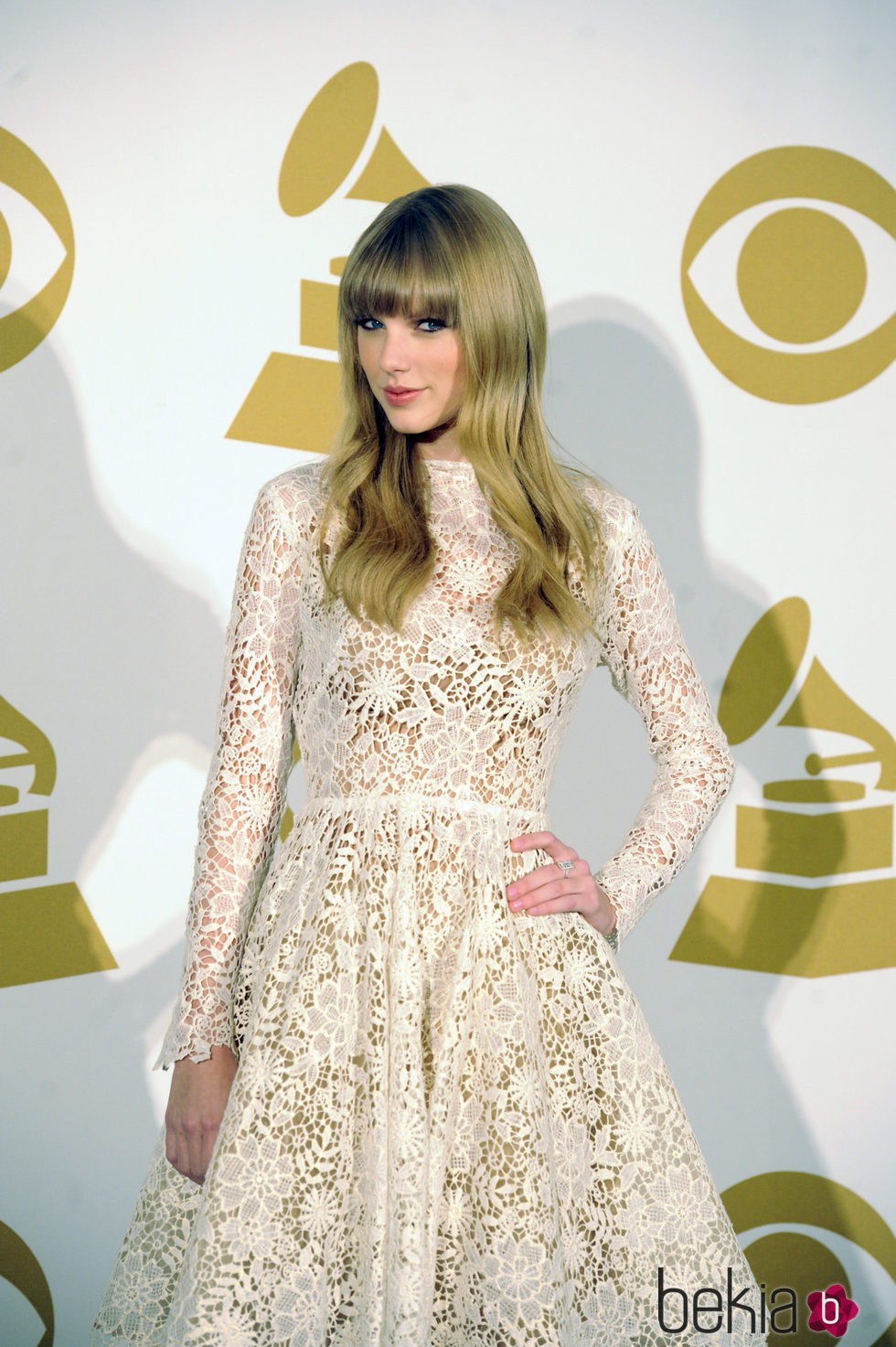 Taylor Swift con un vestido de ganchillo en las nominaciones a los Grammy 2012