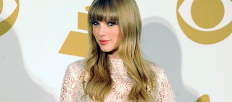 Taylor Swift con un vestido de ganchillo en las nominaciones a los Grammy 2012