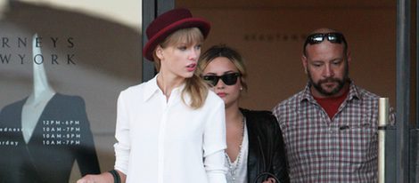 Taylor Swift con un vestido camisero de compras por Beverly Hills