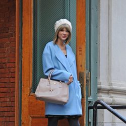 Taylor Swift con un abrigo azul bebé en Manhattan