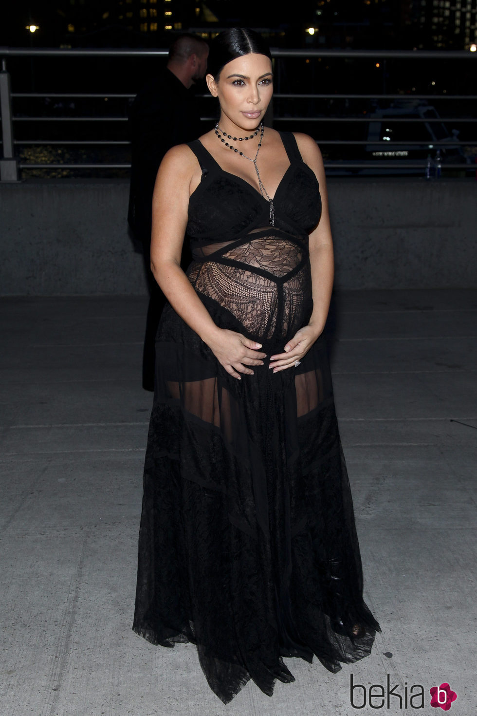 Kim Kardashian luce embarazo embutida en un vestido negro con transparencias