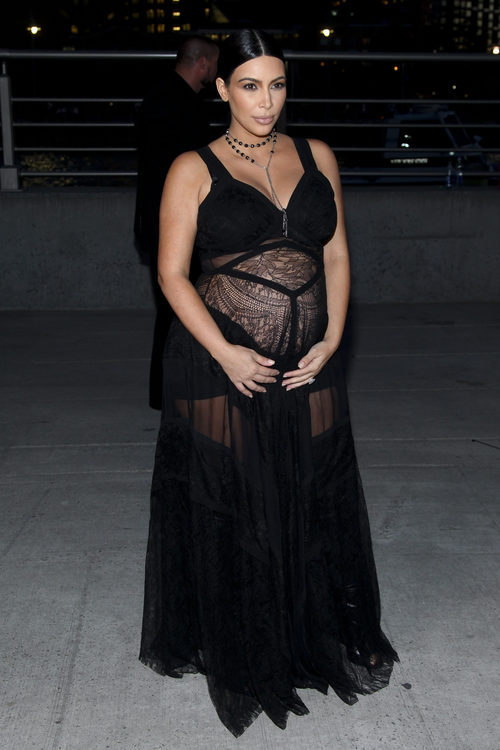 Kim Kardashian luce embarazo embutida en un vestido negro con transparencias