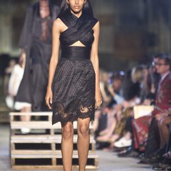 Vestido negro cruzado de la colección primavera/verano 2016 de Givenchy en Nueva York Fashion Week
