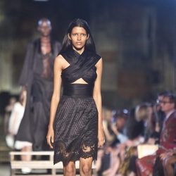 Vestido negro cruzado de la colección primavera/verano 2016 de Givenchy en Nueva York Fashion Week