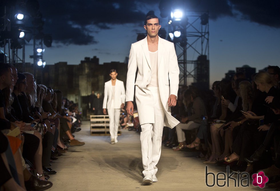 Traje blanco de la colección primavera/verano 2016 de Givenchy en Nueva York Fashion Week