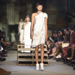 Vestido blanco corto de la colección primavera/verano 2016 de Givenchy en Nueva York Fashion Week