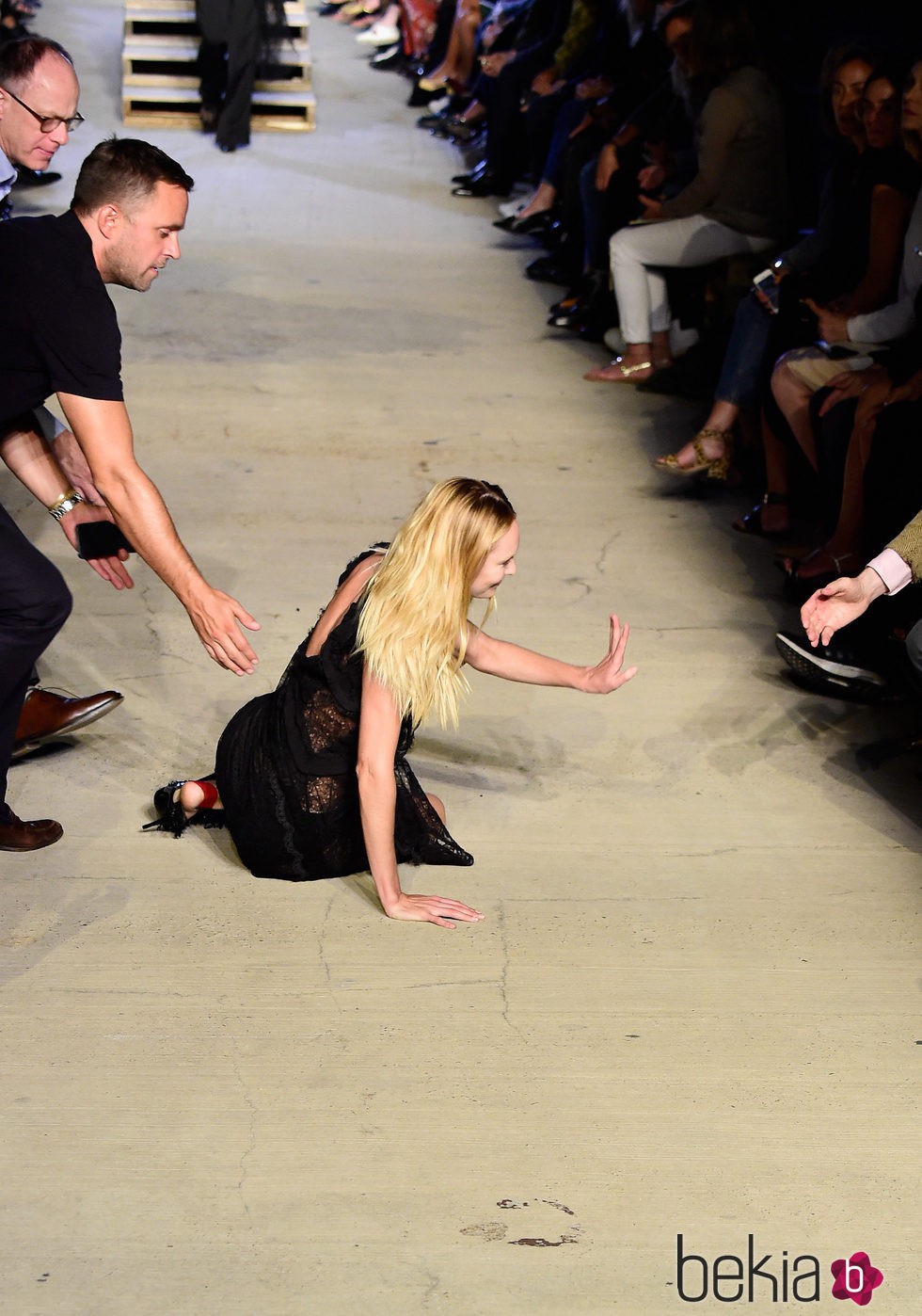Candice Swanepoel se cae desfilando con la colección primavera/verano 2016 de Givenchy en Nueva York Fashion Week
