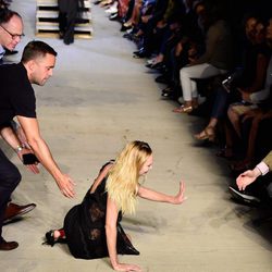 Candice Swanepoel se cae desfilando con la colección primavera/verano 2016 de Givenchy en Nueva York Fashion Week