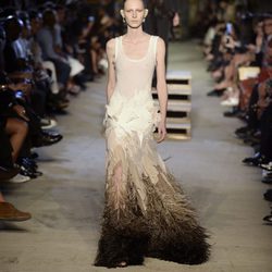 Vestido con plumas de la colección primavera/verano 2016 de Givenchy en Nueva York Fashion Week