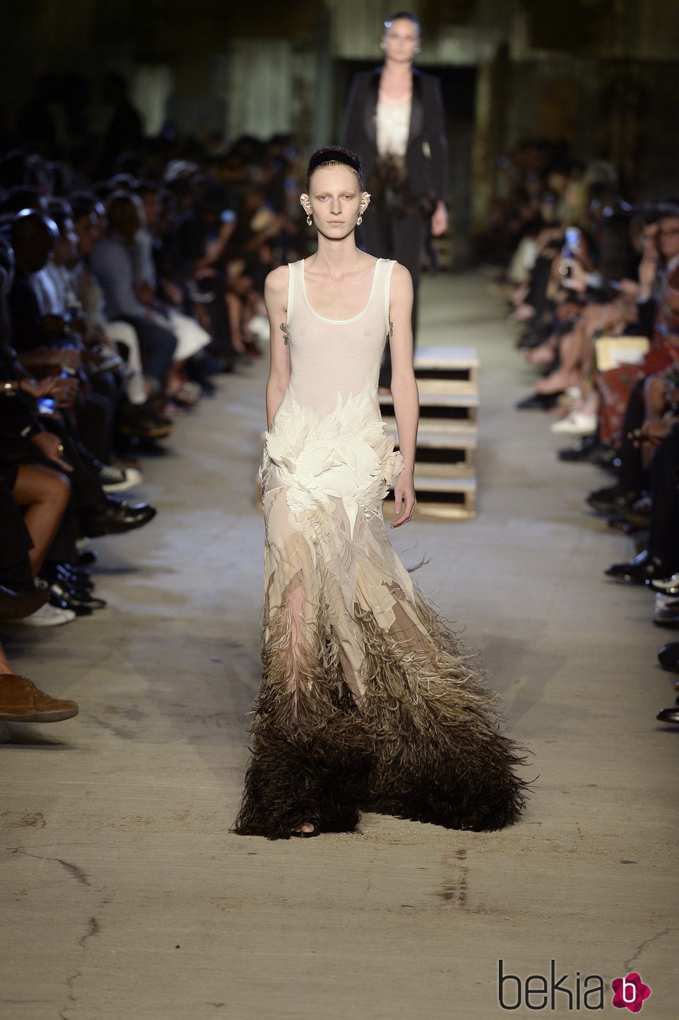 Vestido con plumas de la colección primavera/verano 2016 de Givenchy en Nueva York Fashion Week