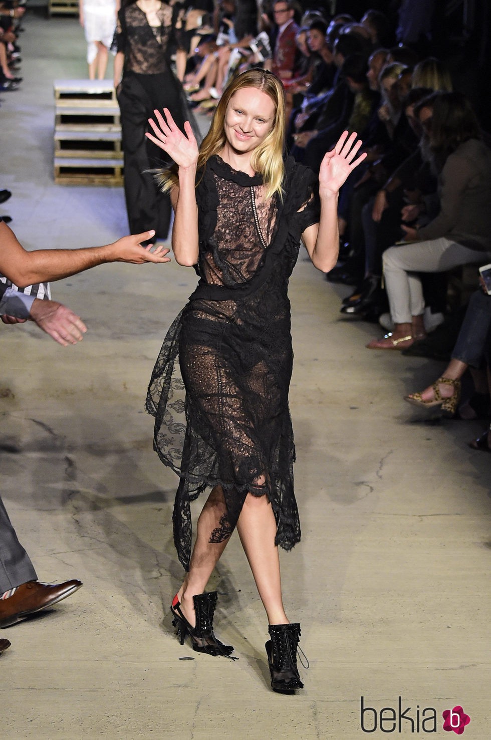 Candice Swanepoel desfilando con la colección primavera/verano 2016 de Givenchy en Nueva York Fashion Week