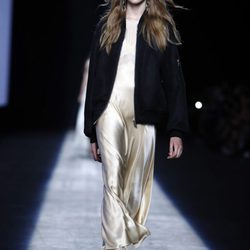 Vestido largo dorado de la colección primavera/verano 2016 de Alexander Wang en Nuevo York Fashion Week