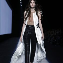Pantalón negro de la colección primavera/verano 2016 de Alexander Wang en Nueva York Fashion Week