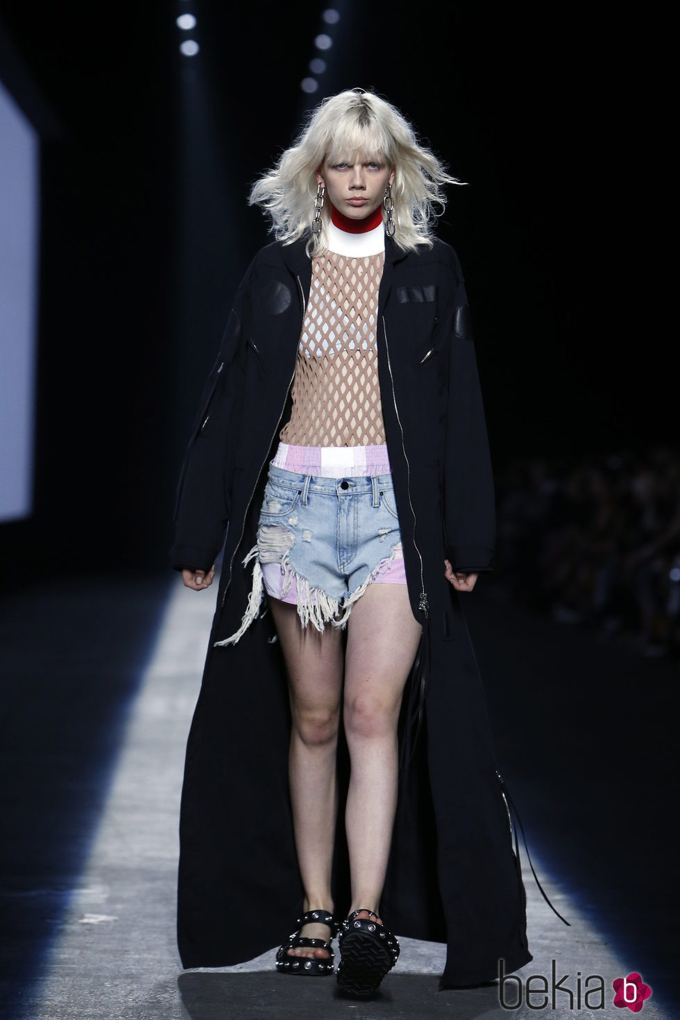 Abrigo largo negro de la colección primavera/verano 2016 de Alexander Wang en Nueva York Fashion Week