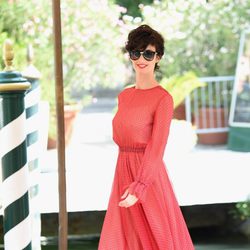 Paz Vega luce un vestido rojo de vuelo en el festival de Venecia 2015
