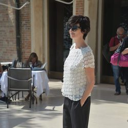 Paz Vega con un sencillo pantalón negro y camisa blanca en el festival de Venecia 2015
